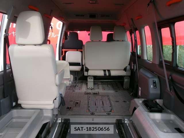 Nissan NV350 Caravan 2015-08 8731458-13