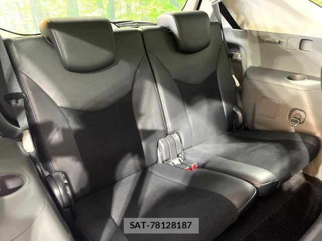 Toyota PRIUS ALPHA 2013-10 8728701-10