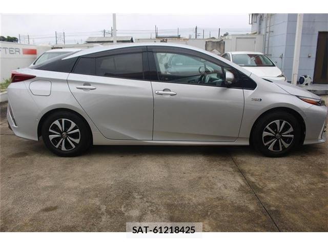 Toyota PRIUS PHV 2017-09 8729862-13