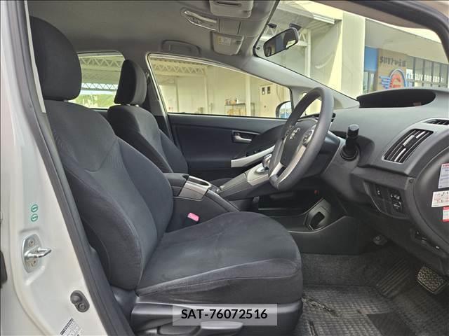 Toyota PRIUS 2013-08 8726052-10