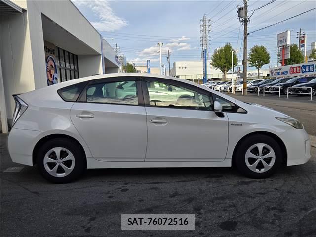 Toyota PRIUS 2013-08 8726052-17