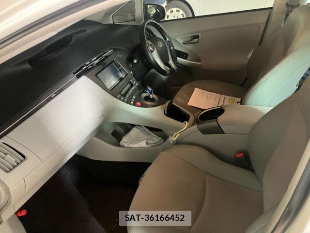 Toyota PRIUS 2013-10 8727177-11