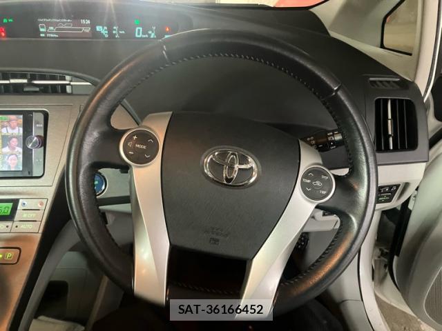 Toyota PRIUS 2013-10 8727177-14