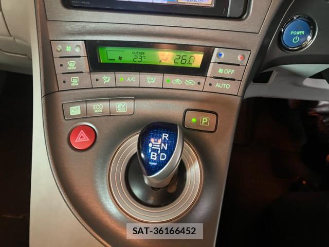 Toyota PRIUS 2013-10 8727177-16
