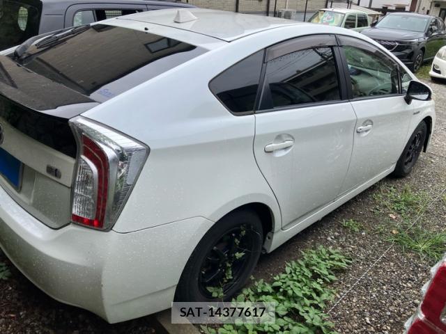 Toyota PRIUS 2015-07 8727194-13