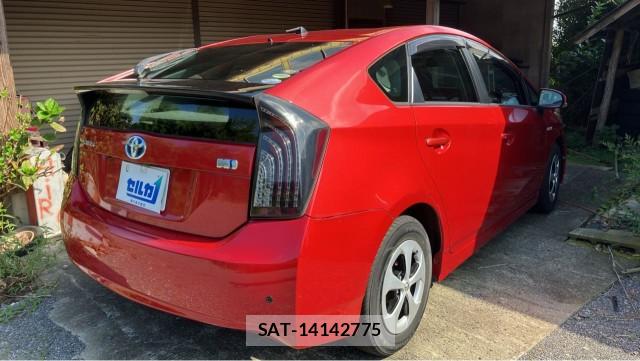 Toyota PRIUS 2013-11 8729647-12