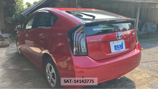 Toyota PRIUS 2013-11 8729647-13