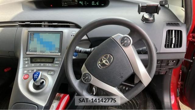 Toyota PRIUS 2013-11 8729647-16