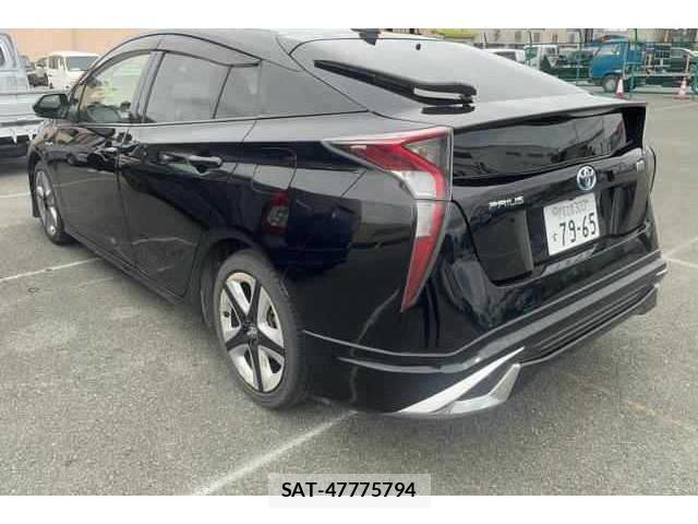 Toyota PRIUS 2016-01 8729947-1
