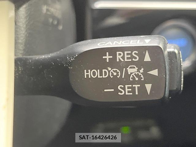 Toyota PRIUS 2017-10 8730488-3