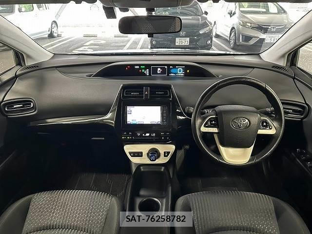 Toyota PRIUS 2017-07 8730747-1