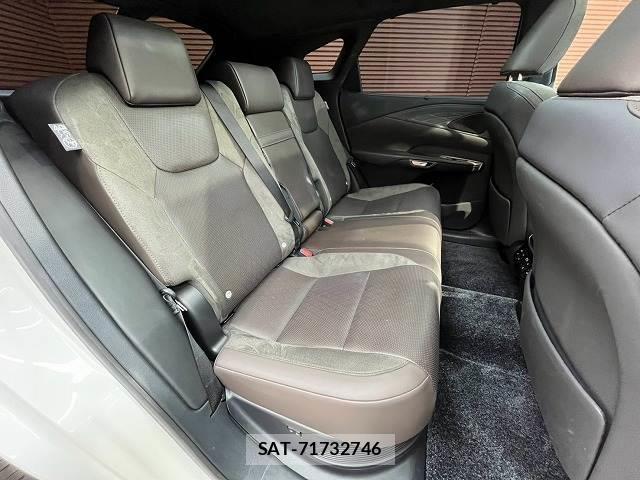 Lexus RX 2023-12 8730868-11