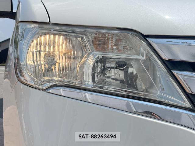 Nissan SERENA 2011-10 8728646-11