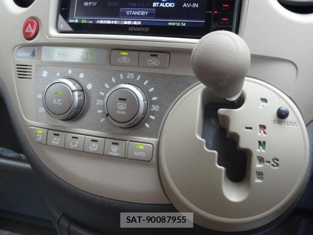 Toyota SIENTA 2013-10 8728491-16