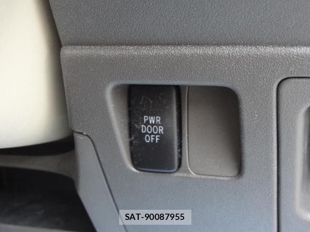 Toyota SIENTA 2013-10 8728491-18