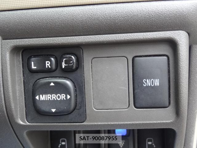 Toyota SIENTA 2013-10 8728491-19