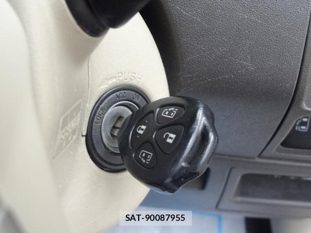 Toyota SIENTA 2013-10 8728491-9