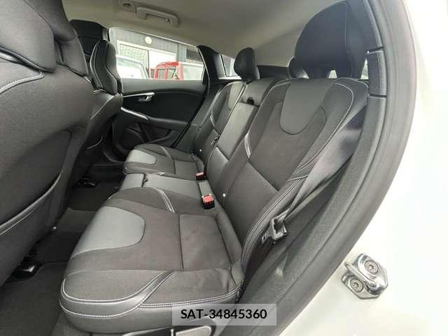 Volvo V40 2016-07 8730330-14