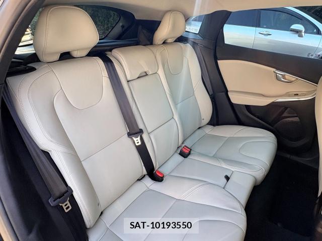 Volvo V40 2013-06 8731071-6