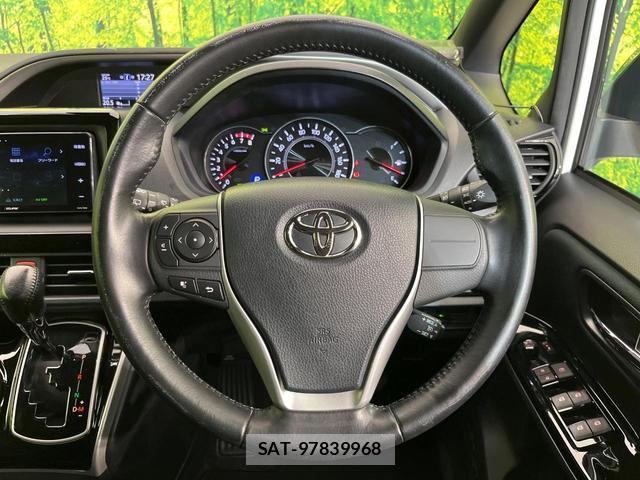 Toyota VOXY 2018-04 8725791-11