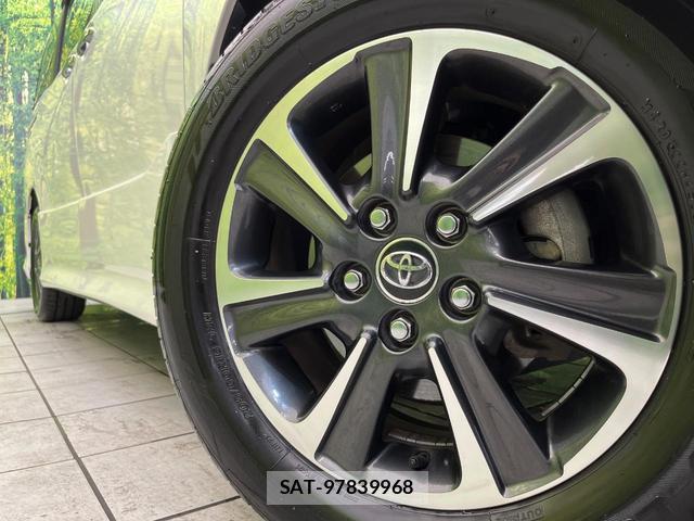 Toyota VOXY 2018-04 8725791-13