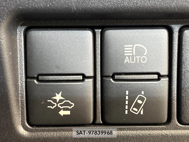 Toyota VOXY 2018-04 8725791-4