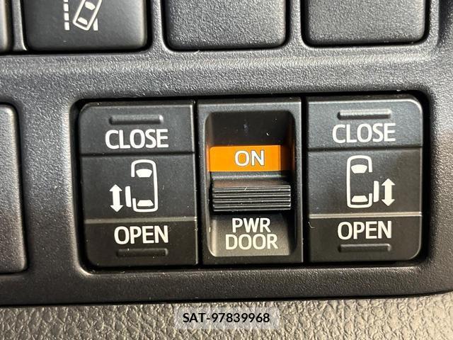 Toyota VOXY 2018-04 8725791-5