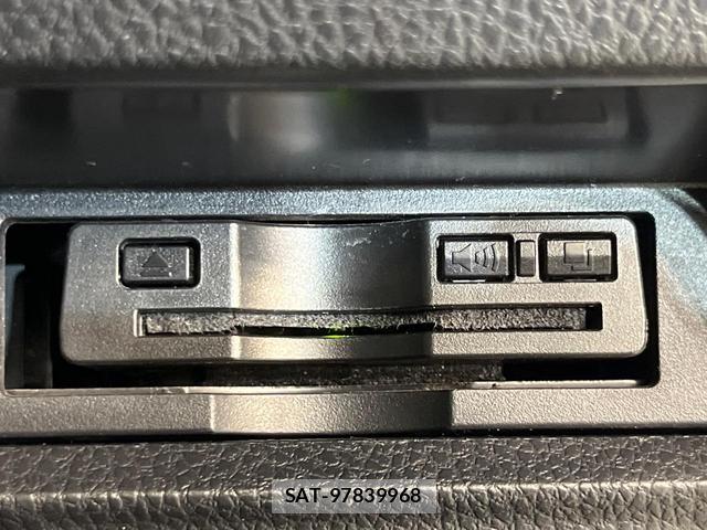 Toyota VOXY 2018-04 8725791-6