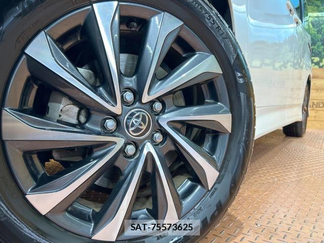 Toyota VOXY 2022-10 8725918-13