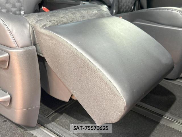 Toyota VOXY 2022-10 8725918-7