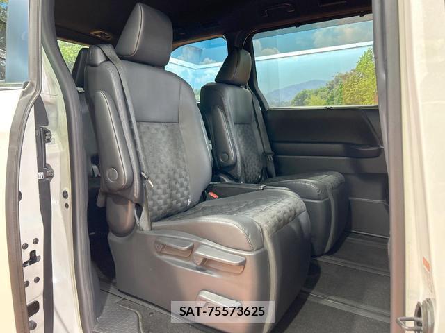 Toyota VOXY 2022-10 8725918-9