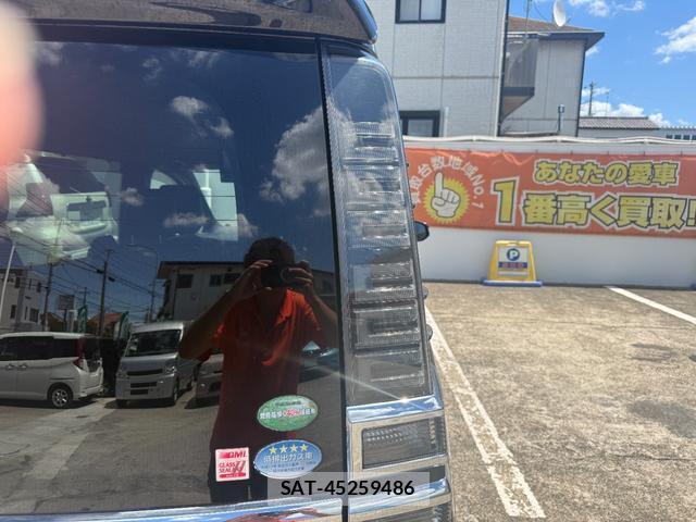 Toyota VOXY 2017-11 8726072-16