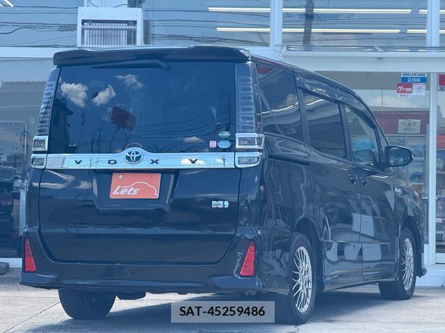 Toyota VOXY 2017-11 8726072-8