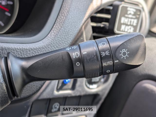 Toyota VOXY 2021-03 8726182-13