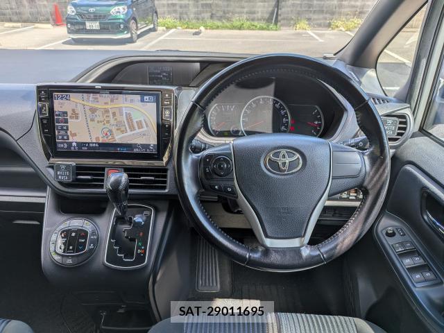 Toyota VOXY 2021-03 8726182-16