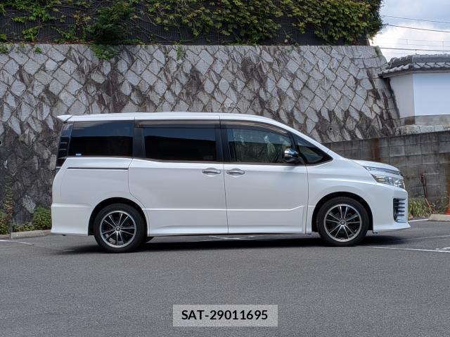 Toyota VOXY 2021-03 8726182-3