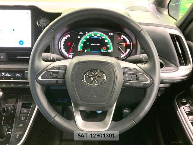 Toyota VOXY 2024-10 8726292-11