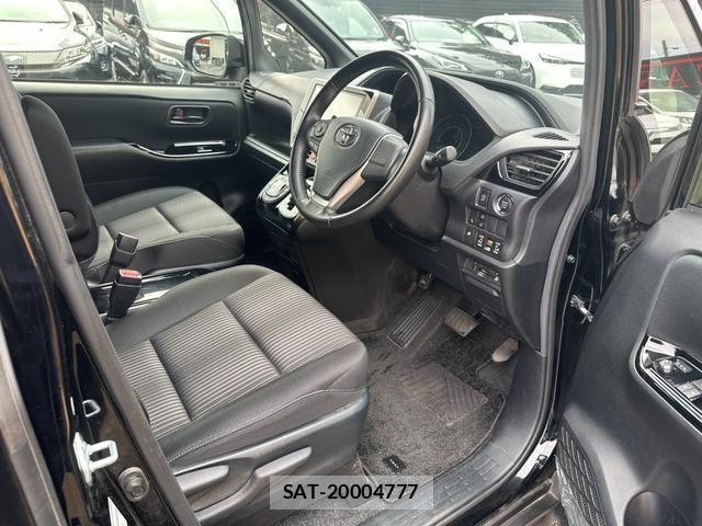 Toyota VOXY 2017-07 8726457-11