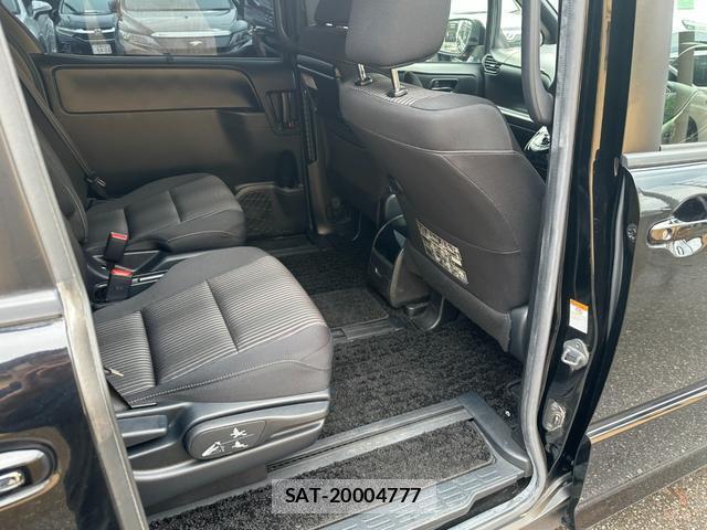 Toyota VOXY 2017-07 8726457-12