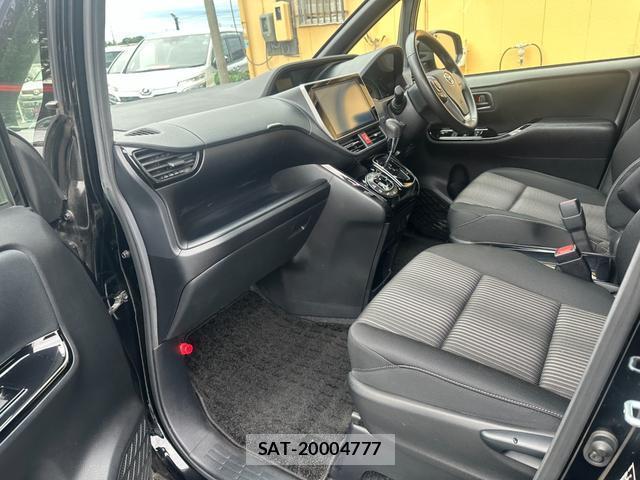 Toyota VOXY 2017-07 8726457-13