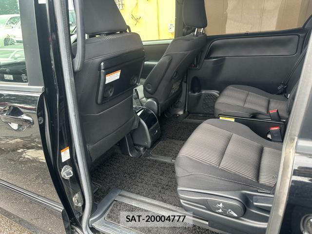 Toyota VOXY 2017-07 8726457-14