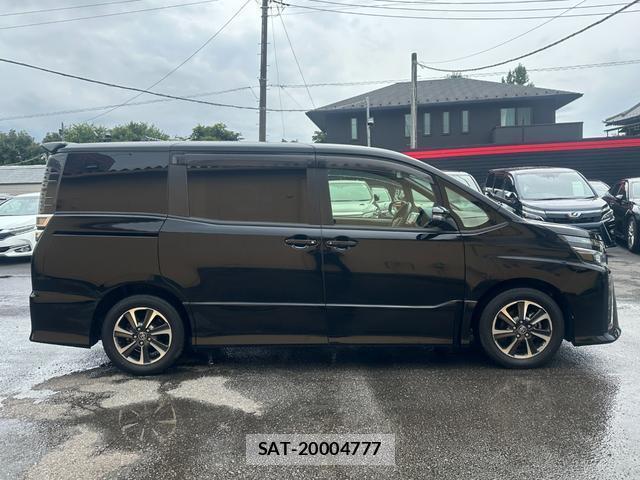 Toyota VOXY 2017-07 8726457-18