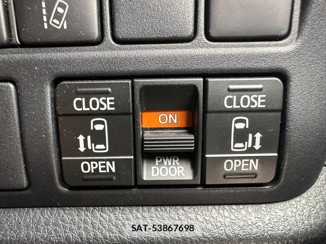 Toyota VOXY 2017-12 8726460-11
