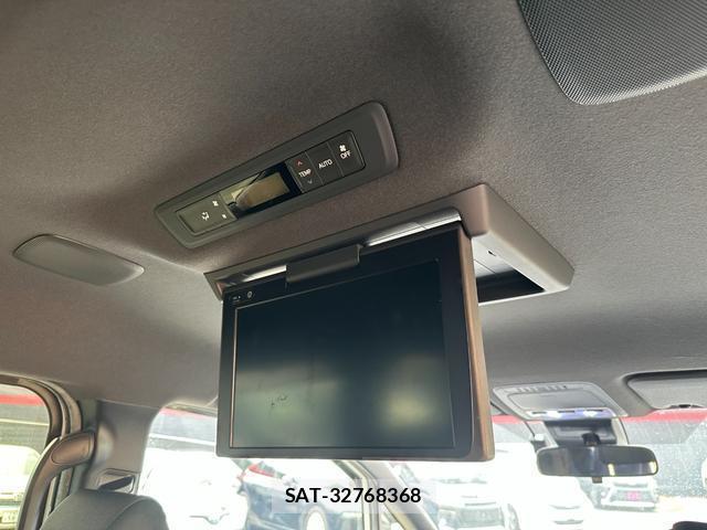 Toyota VOXY 2019-07 8726466-1