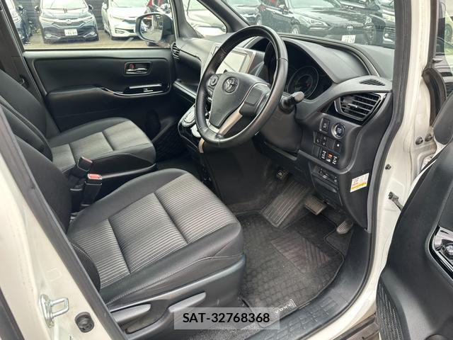 Toyota VOXY 2019-07 8726466-11