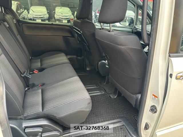 Toyota VOXY 2019-07 8726466-12