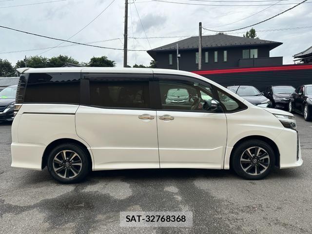 Toyota VOXY 2019-07 8726466-18