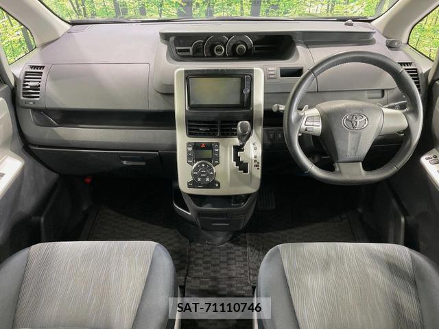Toyota VOXY 2010-11 8726526-1