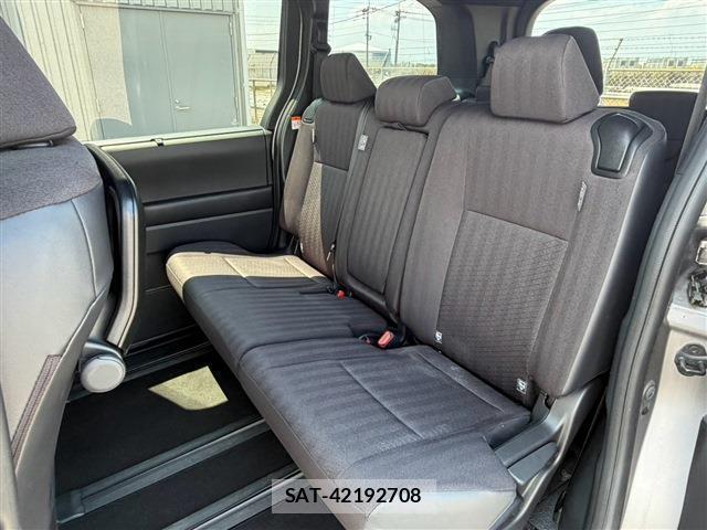 Toyota VOXY 2023-07 8726563-14