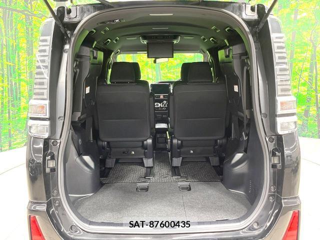 Toyota VOXY 2018-03 8726939-11